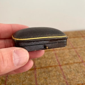 Vintage Leather Jewelry Box. Antique Jewellery Box. Vintage Brooch Box. Jewellers Shop Display case