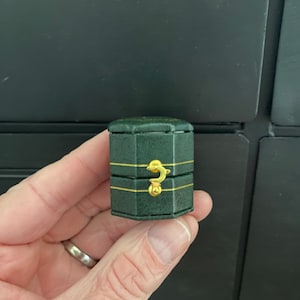 Small Vintage Style Ring Box. Victorian Style Jewellery Box to display a Wedding or Engagement Ring. Antique style Jewelry Box