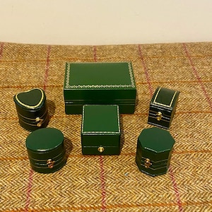 Vintage Style Ring Box. Green Antique Style Jewellery Box to display a Wedding Ring or Engagement Ring. Vintage style Jewelry Box