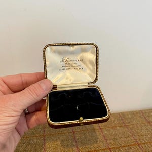 Vintage Jewellery Box. Quality Jewelry Box. Leather cufflinks & shirt studs box.