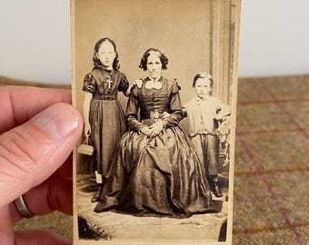 ビクトリア朝時代の母親と子供たちが喪服を着たアンティークCDV写真