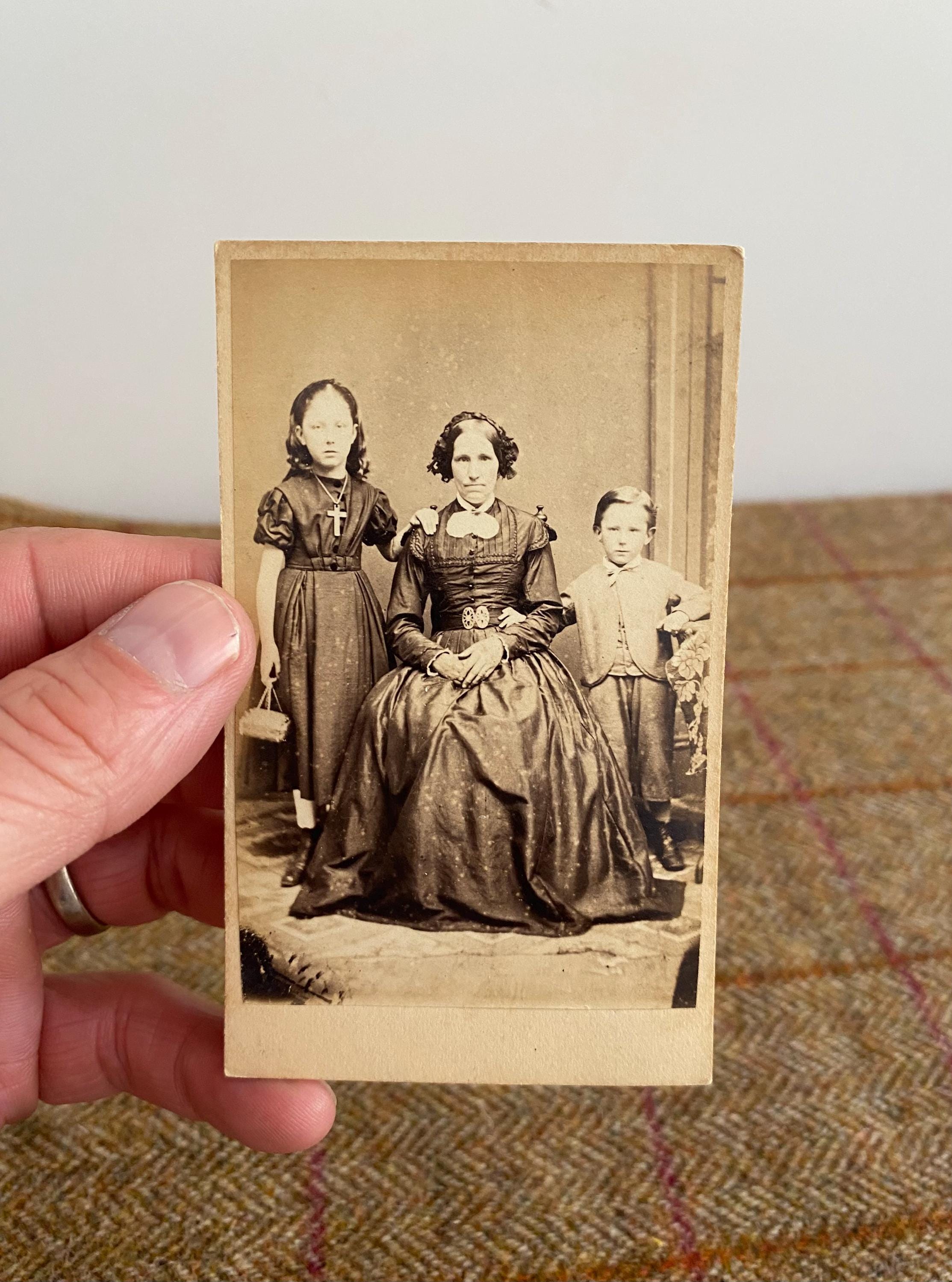 ビクトリア朝時代の母親と子供たちが喪服を着たアンティークCDV写真