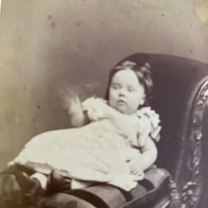 Zabytkowa fotografia CDV. Oryginalne zdjęcie machającego wiktoriańskiego dziecka. Karta odwiedzin