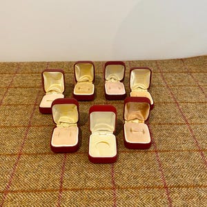 Collezione di sette scatole per anelli vintage. Scatole per gioielli retrò. Il prezzo è per tutte e sette le scatole per gioielli
