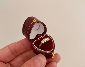 Portagioie a forma di cuore in stile vintage. Scatola portagioie in stile vittoriano per esporre un anello di fidanzamento o una fede nuziale.