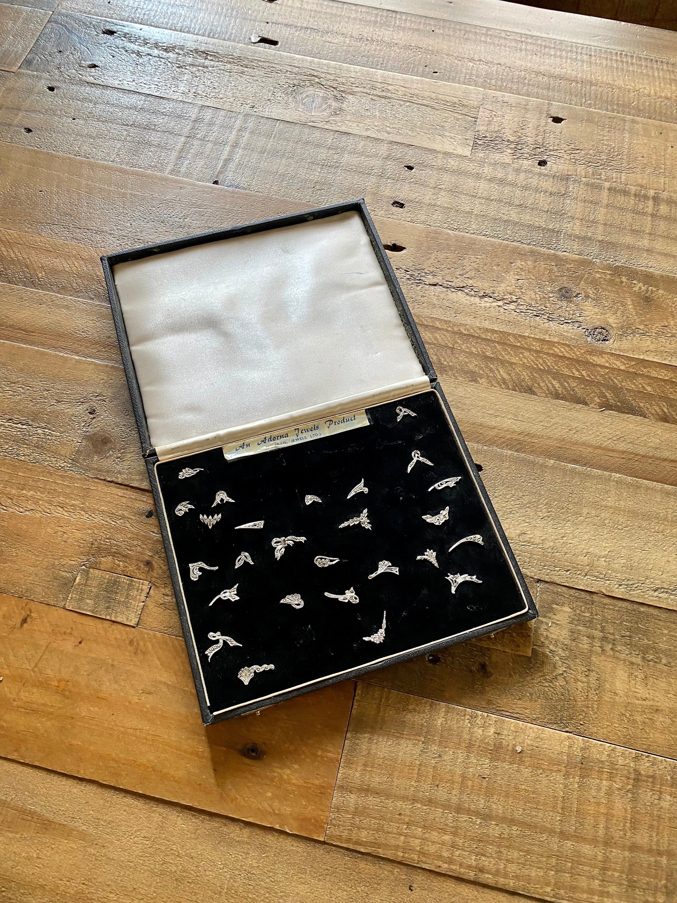 Vintage Jewellers Travelling Sample case. Vintage Jewelry Box with Art Deco Jewellery Samples.