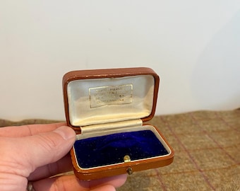 Zabytkowe szkockie pudełko na biżuterię. Antyczne pudełko na biżuterię i broszkę. Zabytkowe pudełko na broszkę od jubilera z Dunfermline.