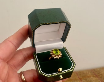 グリーンのヴィンテージスタイルのリングボックス。結婚指輪や婚約指輪