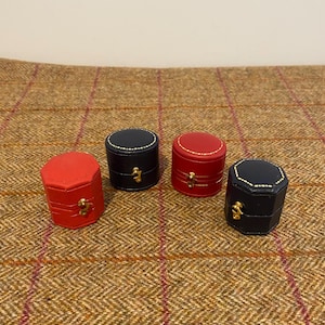 Quattro scatole per anelli in stile vintage. Scatole per gioielli in stile antico. Piccole scatole per gioielli per esporre anelli
