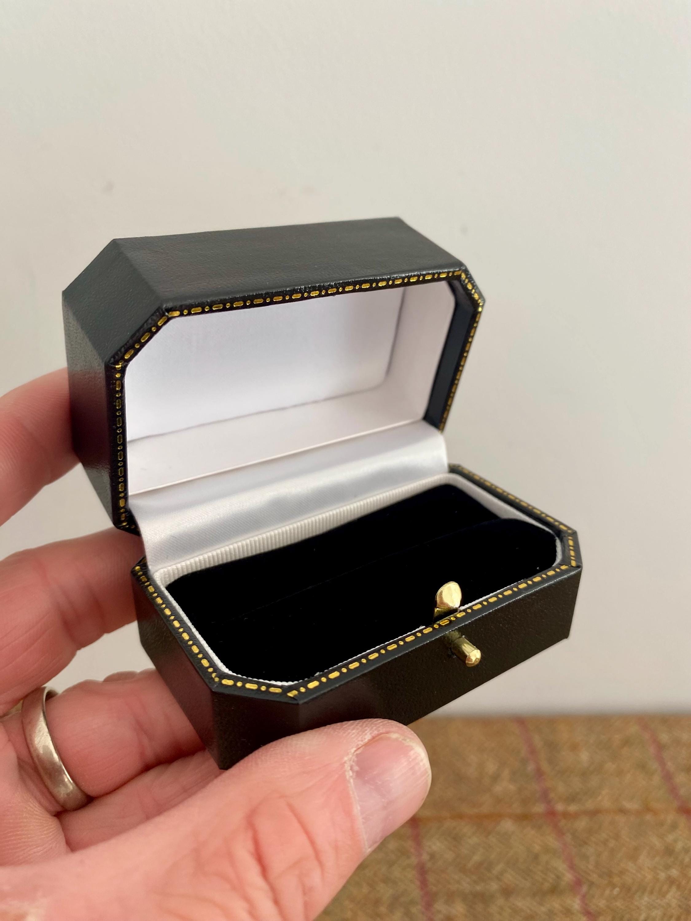 Wonderful Vintage Style Double Ring Box. Ideal for Wedding Rings
