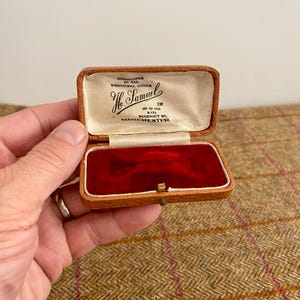 Vintage Broschen Box. Antikes Schmuckkästchen. Vintage Schmuckschatulle. H SAMUEL Juweliere