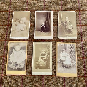アンティークCDV写真。ビクトリア朝時代の子供と赤ちゃんのオリジナル写真6枚。ファッションにこだわったカルト・ド・ヴィジット