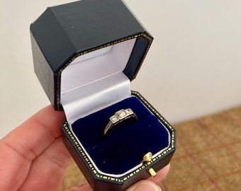 Scatola per anelli in stile vintage. Scatola per gioielli in stile antico per fede nuziale o anello di fidanzamento.