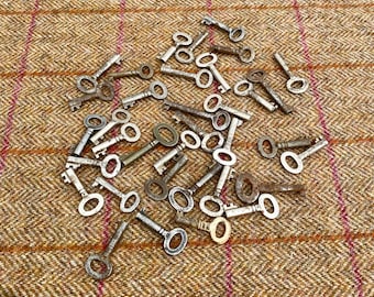35 x Antique & Vintage Keys. Small keys for Jewellery Boxes, Display Cases, Drawers, cabinets, Doors.
