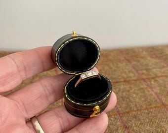 Piccola scatola porta-anello in stile vintage. Porta-gioielli in stile antico. Ideale per un anello di fidanzamento.
