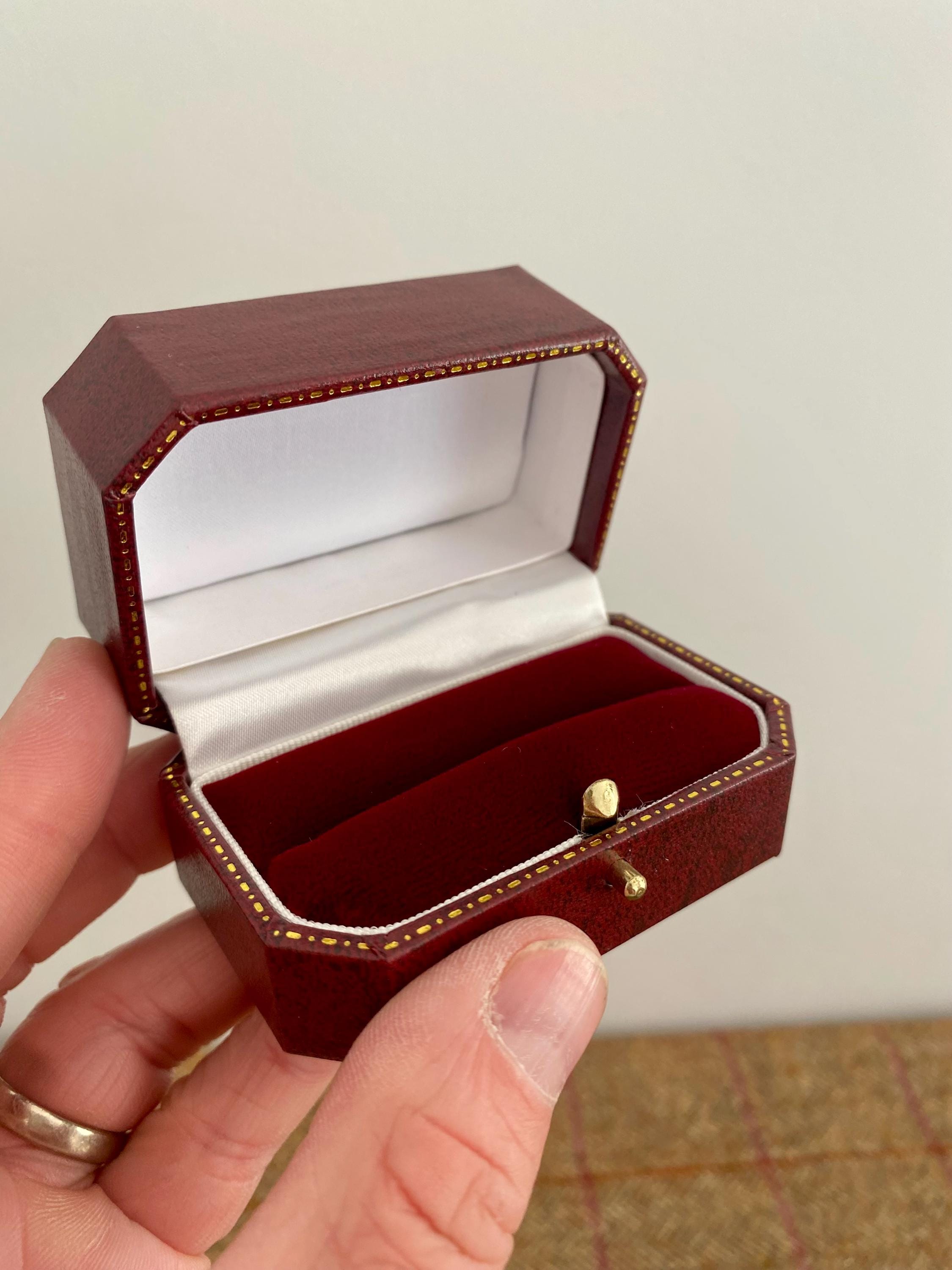 Wonderful Vintage Style Double Ring Box. Ideal for Wedding Rings