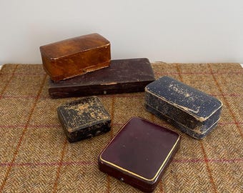 ヴィンテージスタイルのリングボックス3個。アンティークスタイルの