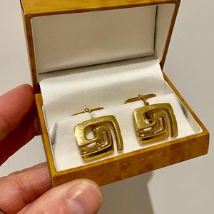 1970s Retro Gold Tone cufflinks in a jewellery box, Great Vintage Gift for Men