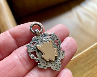 Verzierter Vintage-Taschenuhr-Kettenanhänger aus massivem Silber. Antiker Medaillenanhänger aus Silber. Gut für die Herstellung von Vintage-Schmuck