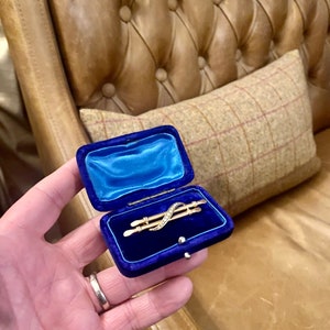 Velvet Vintage Jewellery Box. Antique Jewelry Box. Vintage Brooch Box. Jewellers Shop Display case