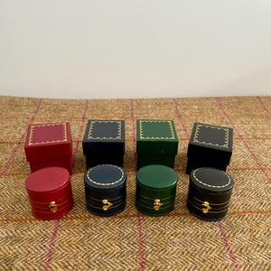 Beautiful Vintage Style Ring Box. Victorian Style Jewellery Box to display a Wedding Ring or Engagement Ring. Vintage style Jewelry Box