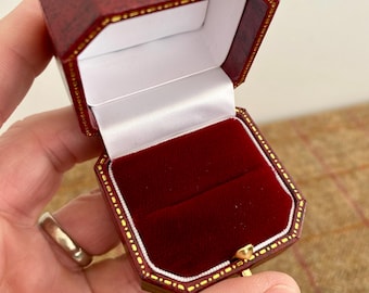ヴィンテージスタイルのリングボックス。結婚指輪や婚約指輪にぴったり