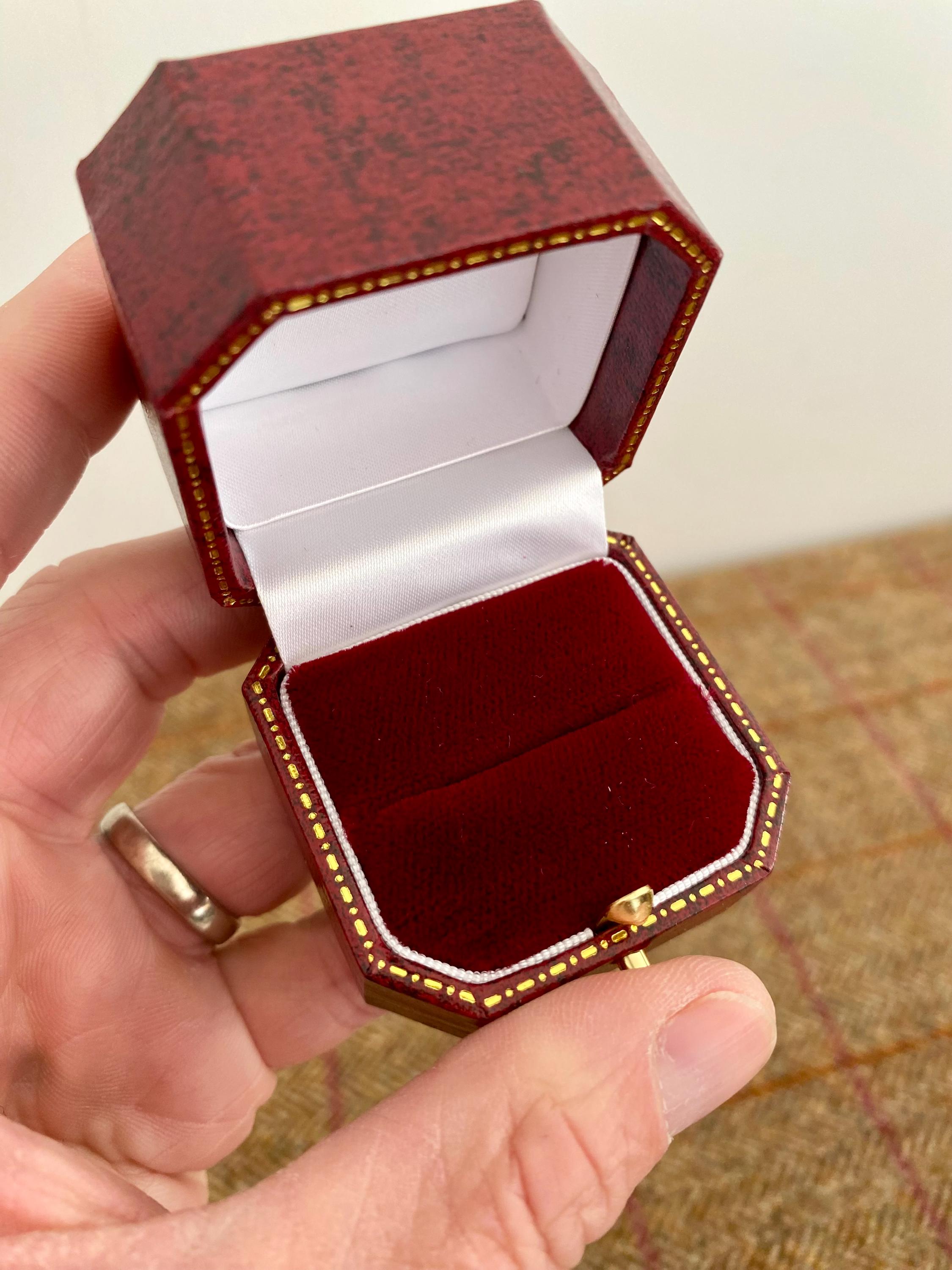 ヴィンテージスタイルのリングボックス。結婚指輪や婚約指輪にぴったり