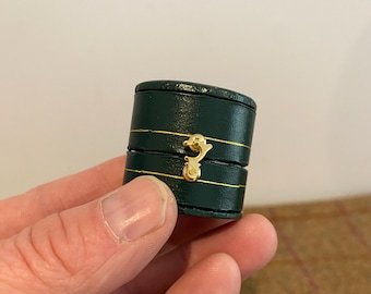 Scatola per anelli in stile vittoriano. Scatola per gioielli in stile vintage verde. Scatola per anello di fidanzamento o matrimonio.