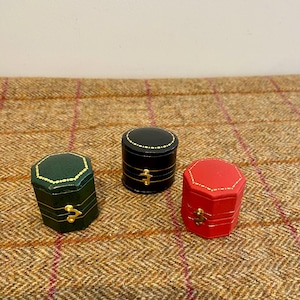 Tre scatole per anelli in stile vintage. Scatole per gioielli in stile antico. Piccole scatole per gioielli per esporre anelli