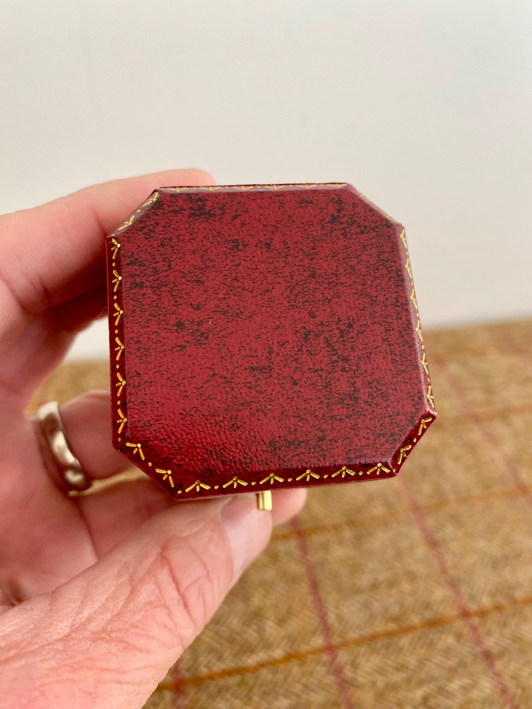 ヴィンテージスタイルのリングボックス。結婚指輪や婚約指輪にぴったり