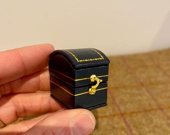Piccolo portagioie in stile vintage. Scatola portagioie in stile antico per anello di fidanzamento o fede nuziale. Scatola portagioie in stile vittoriano.