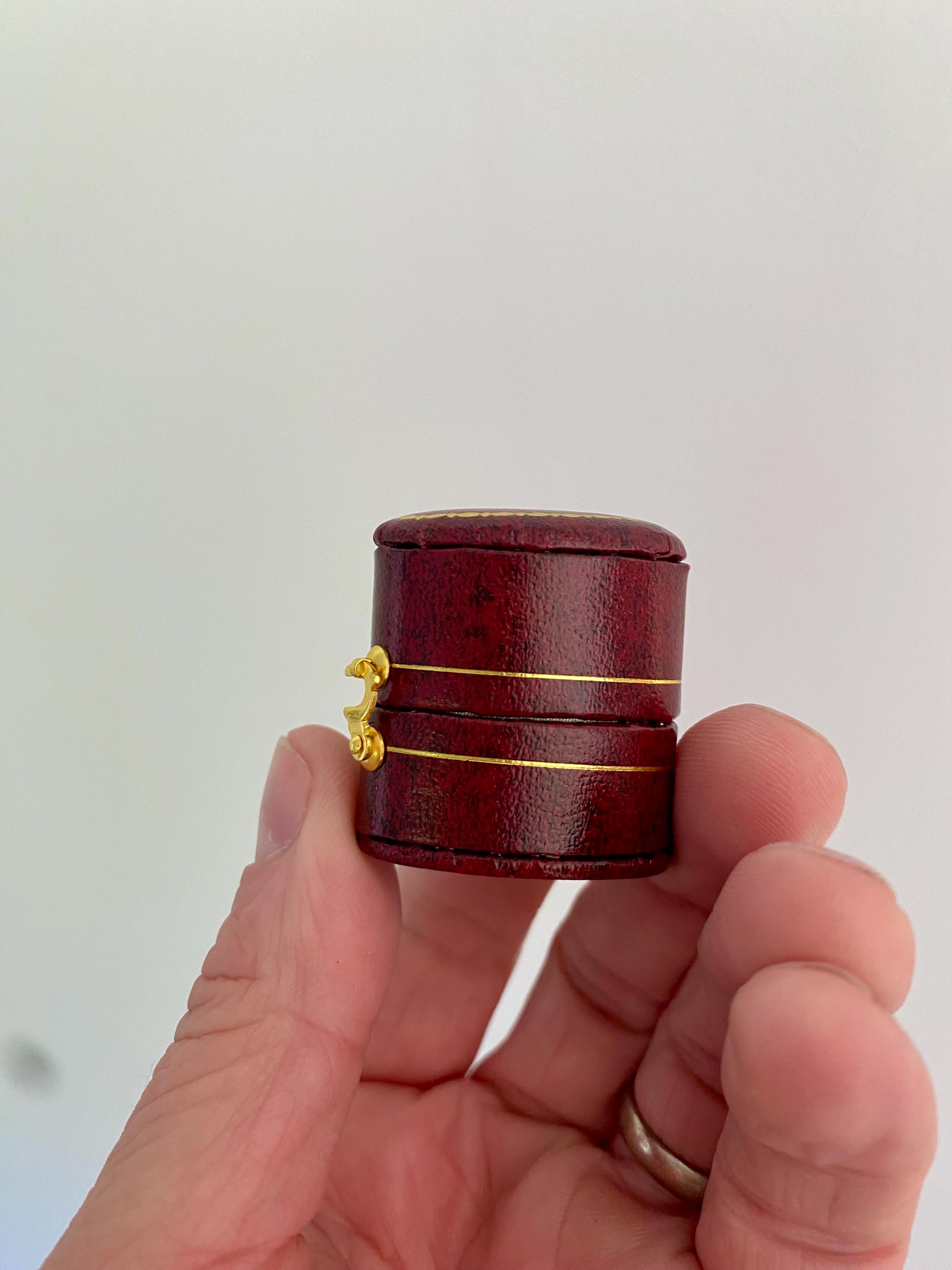 USA   ヴィンテージ  ハート リングケース Vintage Style Heart Shaped Ring Box. Victorian Style
