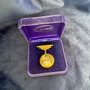 Antique Photo pendant in a vintage jewelry box. Victorian Photograph Brooch . Vintage Jewellery