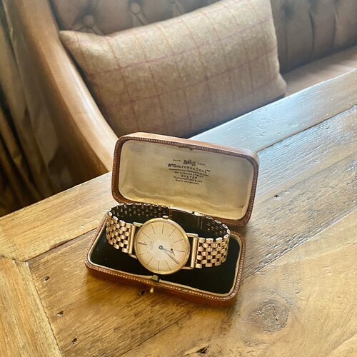 boîte à bijoux en cuir vintage pour une montre. Boîte à bijoux ancienne. Boîte à montres antiques. Boîte de montre-bracelet de bijoutiers