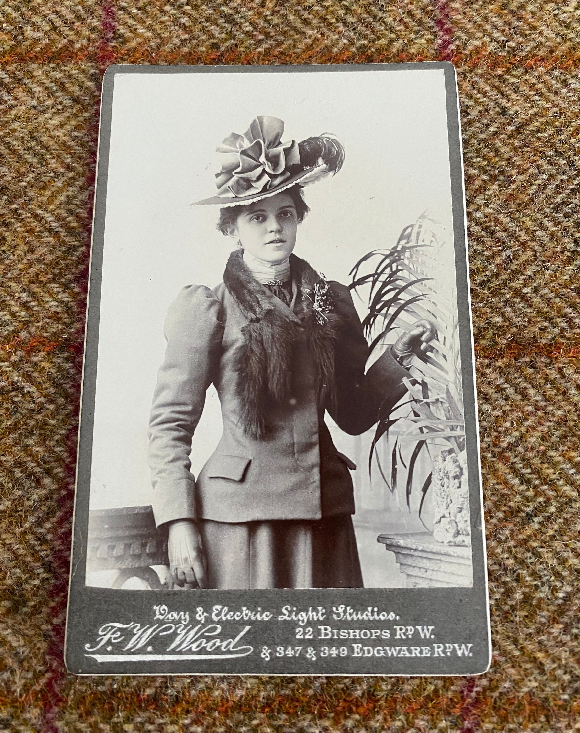 Photo CDV Ancienne – Portrait Femme Mode, Chapeau Fourrure, Berlin Vers 1916