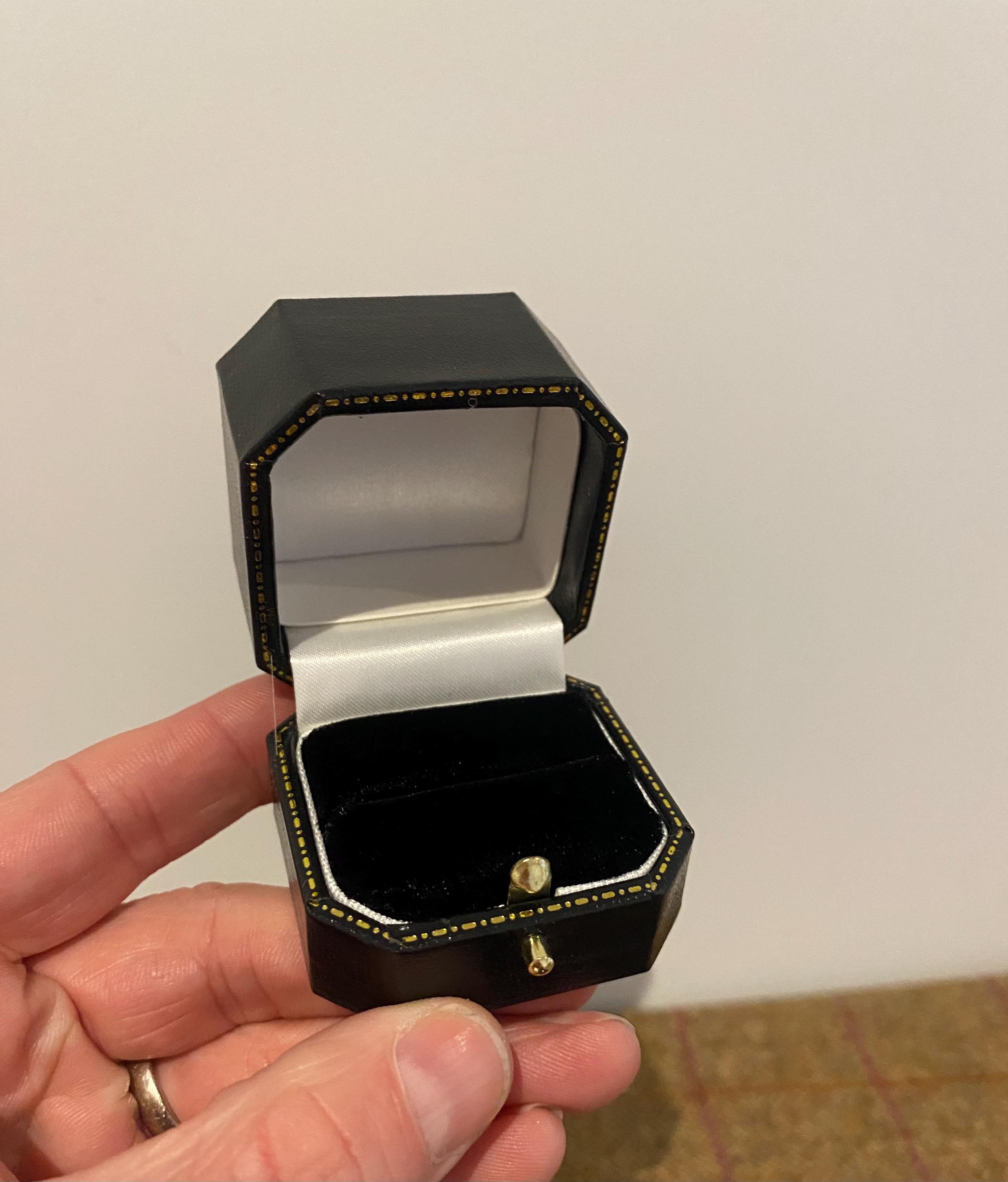 アンティーク雑貨 US Vintage ring box 6 Antique 6-Slot Multi Ring Box – Through The Louping Glass