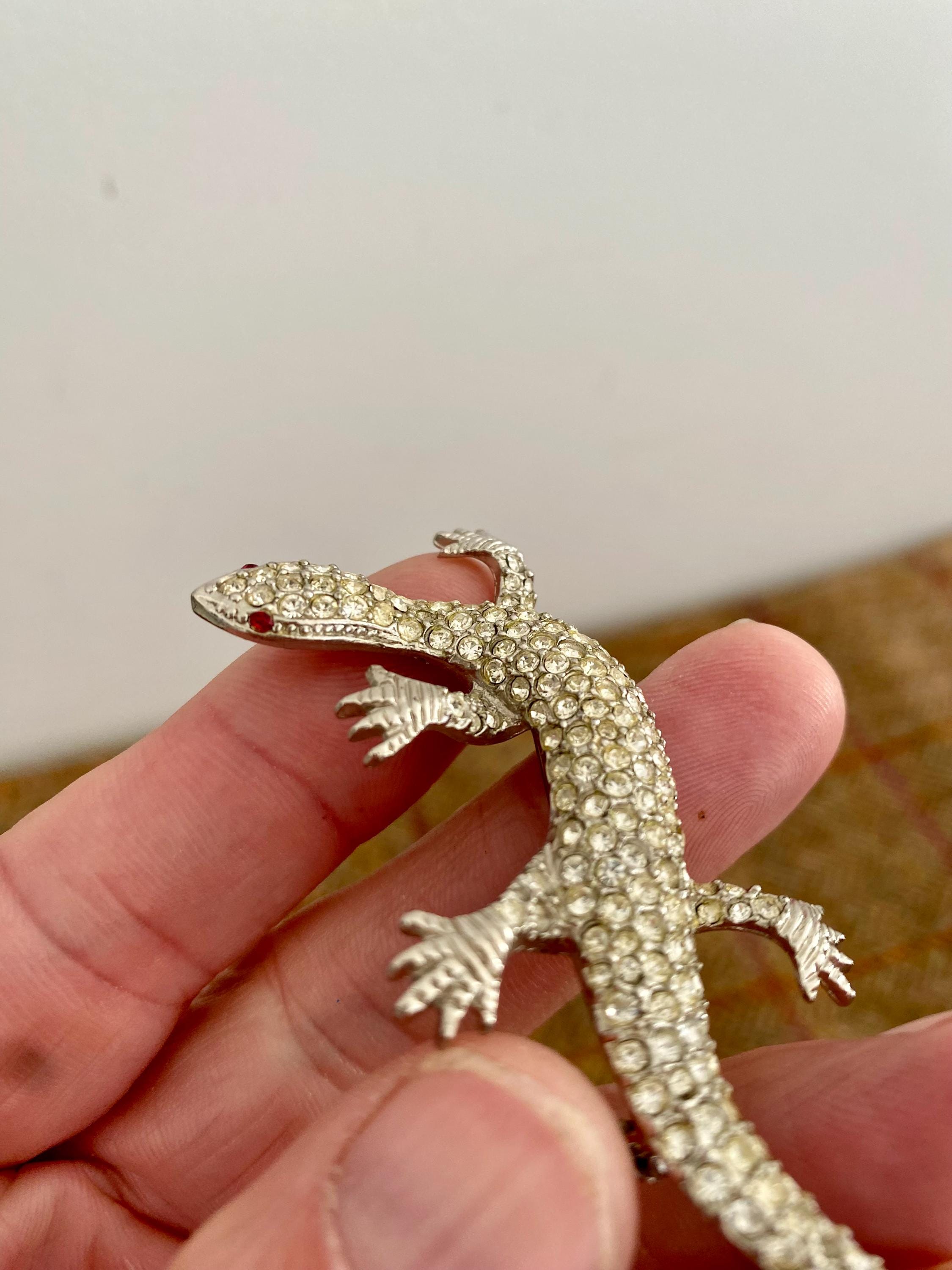 美しいアールデコ調のキラキラ輝くトカゲ/ヤモリのブローチ。動物
