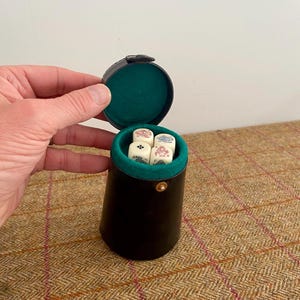 Poker Würfel mit Leder Würfelbecher. Reise-Spiele-Set.
