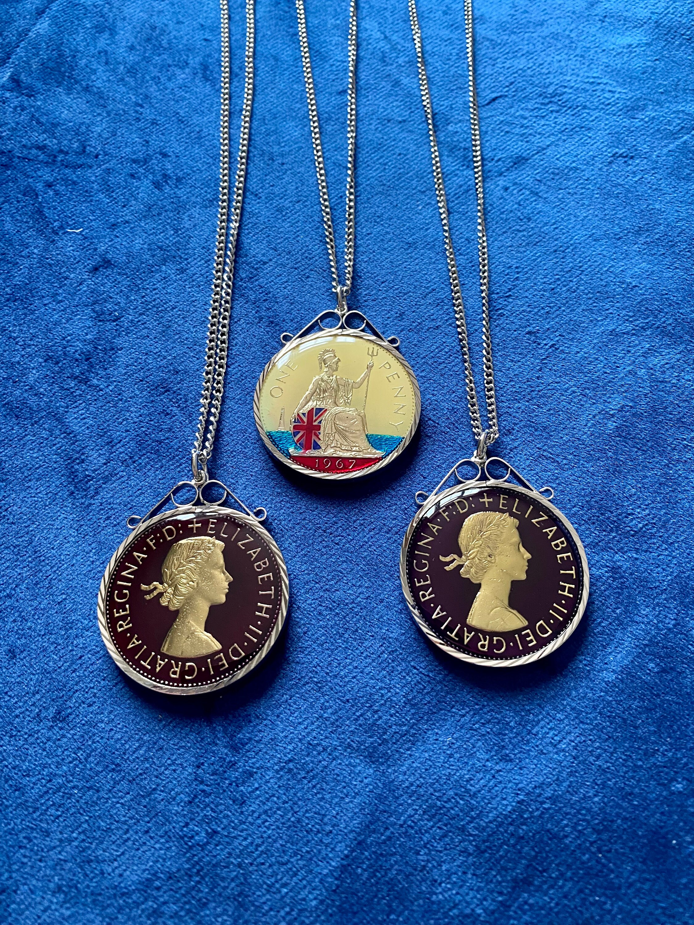 美しいコインペンダントネックレス。1967年のコインジュエリー。幸運のペニー。エリザベス女王2世 - Etsy 日本