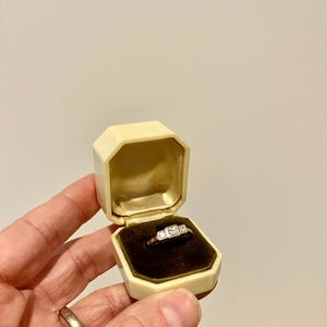Vintage British Ring Box. Vintage Jewellery Box. Bakelite Jewelry Box. Old Jewelry Case for ring.