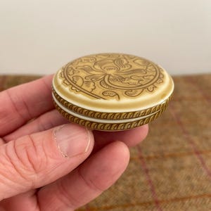 A Beautiful Vintage trinket box. Hand Finished Del Prado Porcelain box. Keepsake Box, Ring tray