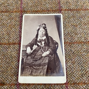 アンティーク CDV 写真。興味深い服装をしたビクトリア朝時代の女性のオリジナル写真。ファッションに関心のある Carte De Visite、日付 1875 年