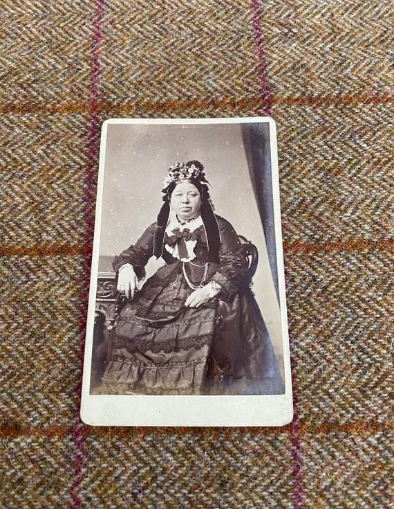 PHOTO photographie CDV, une femme prend la pose mode fashion