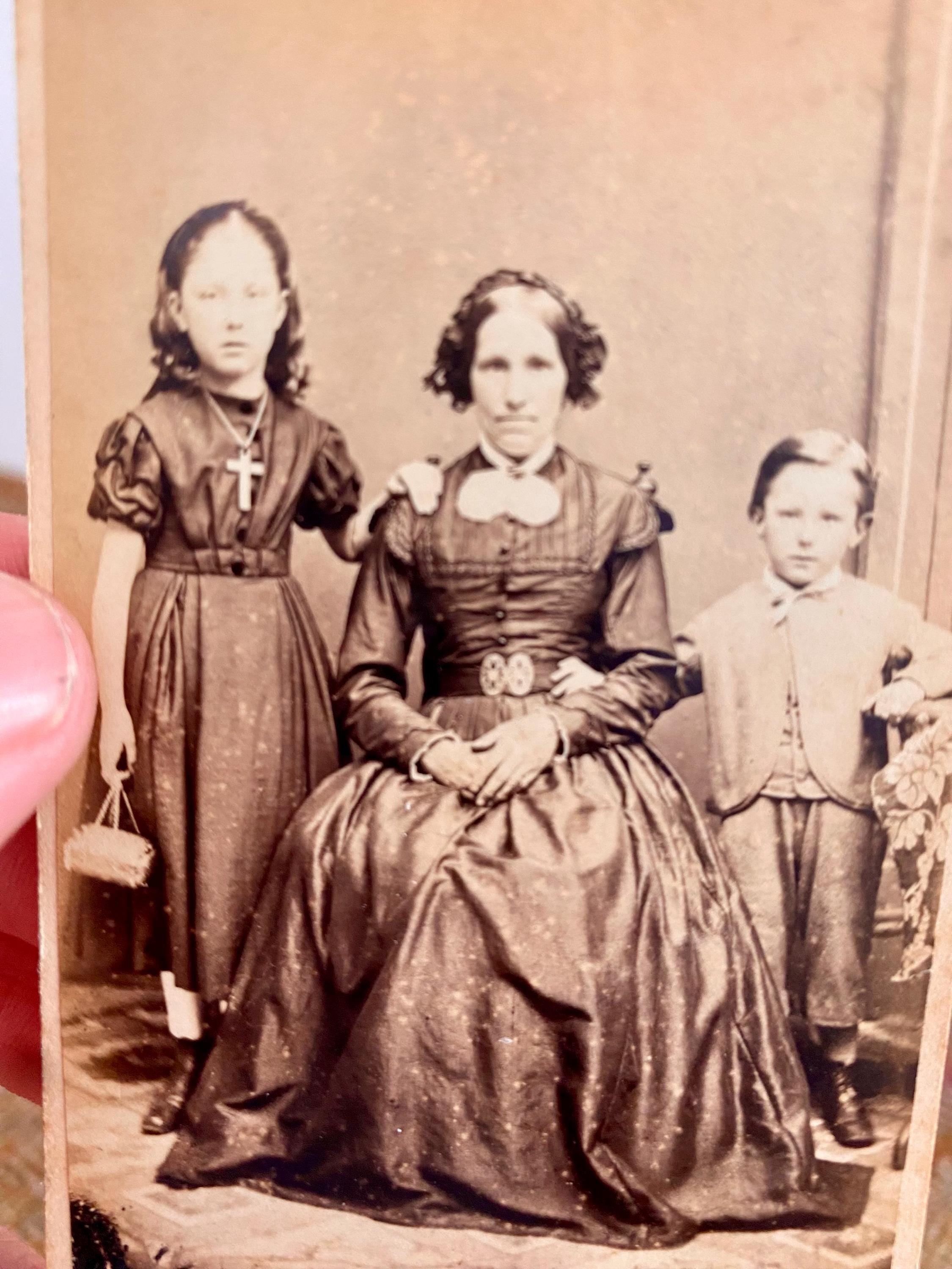ビクトリア朝時代の母親と子供たちが喪服を着たアンティークCDV写真