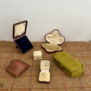 Collection de boîtes à bijoux anciennes intéressantes. Boîtes à bijoux et boîtes à bagues vintage pour présentation/réparation. Le prix est pour les six boîtes