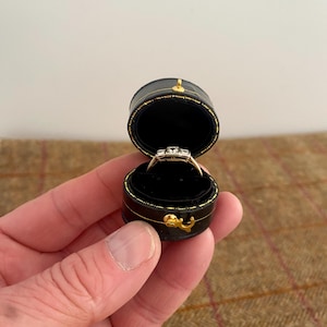 Petite boîte à bagues de style vintage. Boîte à bijoux de style ancien.