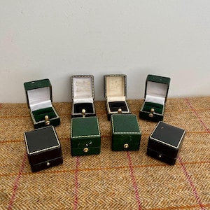 Otto scatole per anelli in stile vintage. Scatole per gioielli in stile antico. Piccole scatole per gioielli per esporre anelli