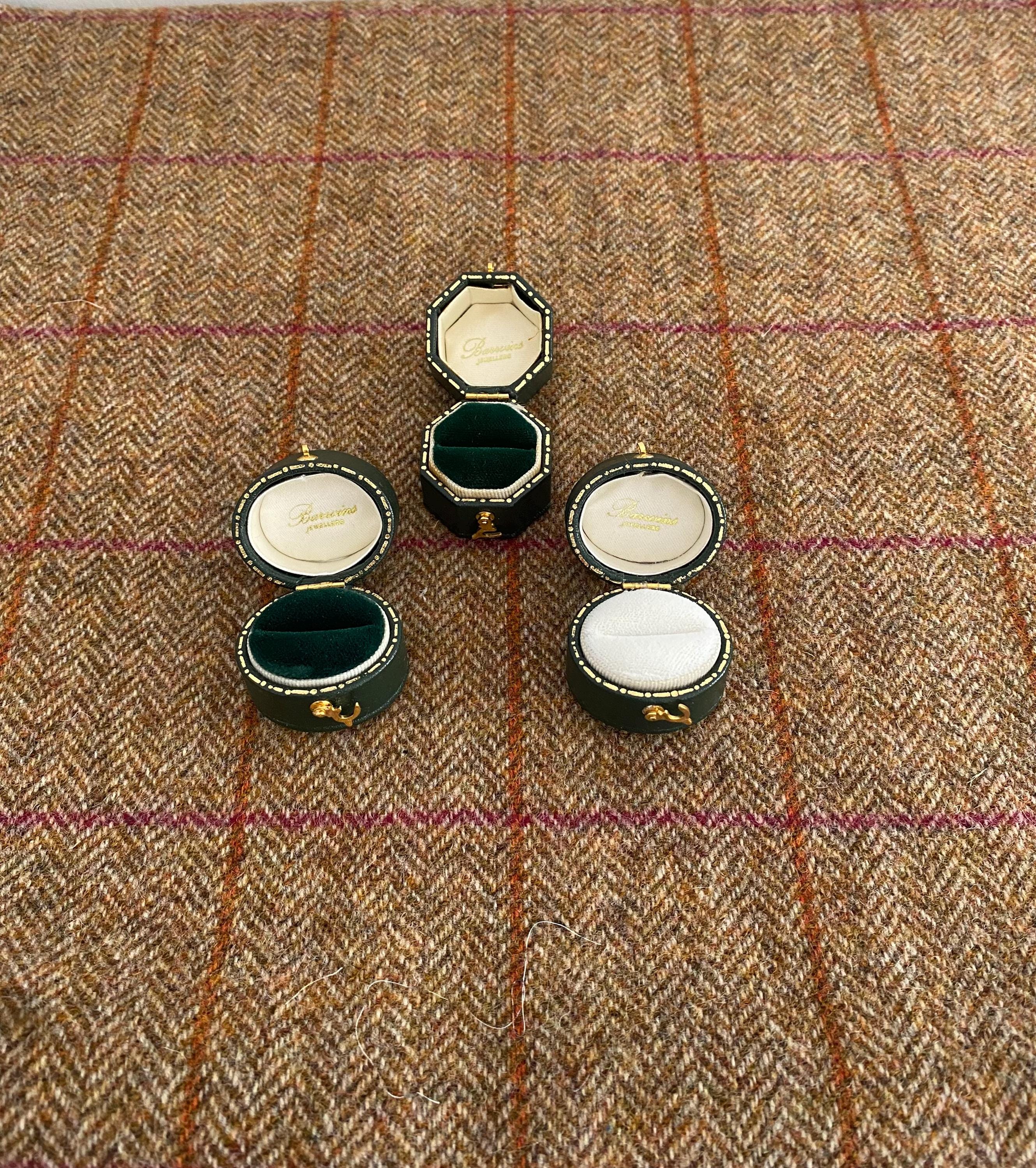 ヴィンテージスタイルのリングボックス3個。アンティークスタイルの