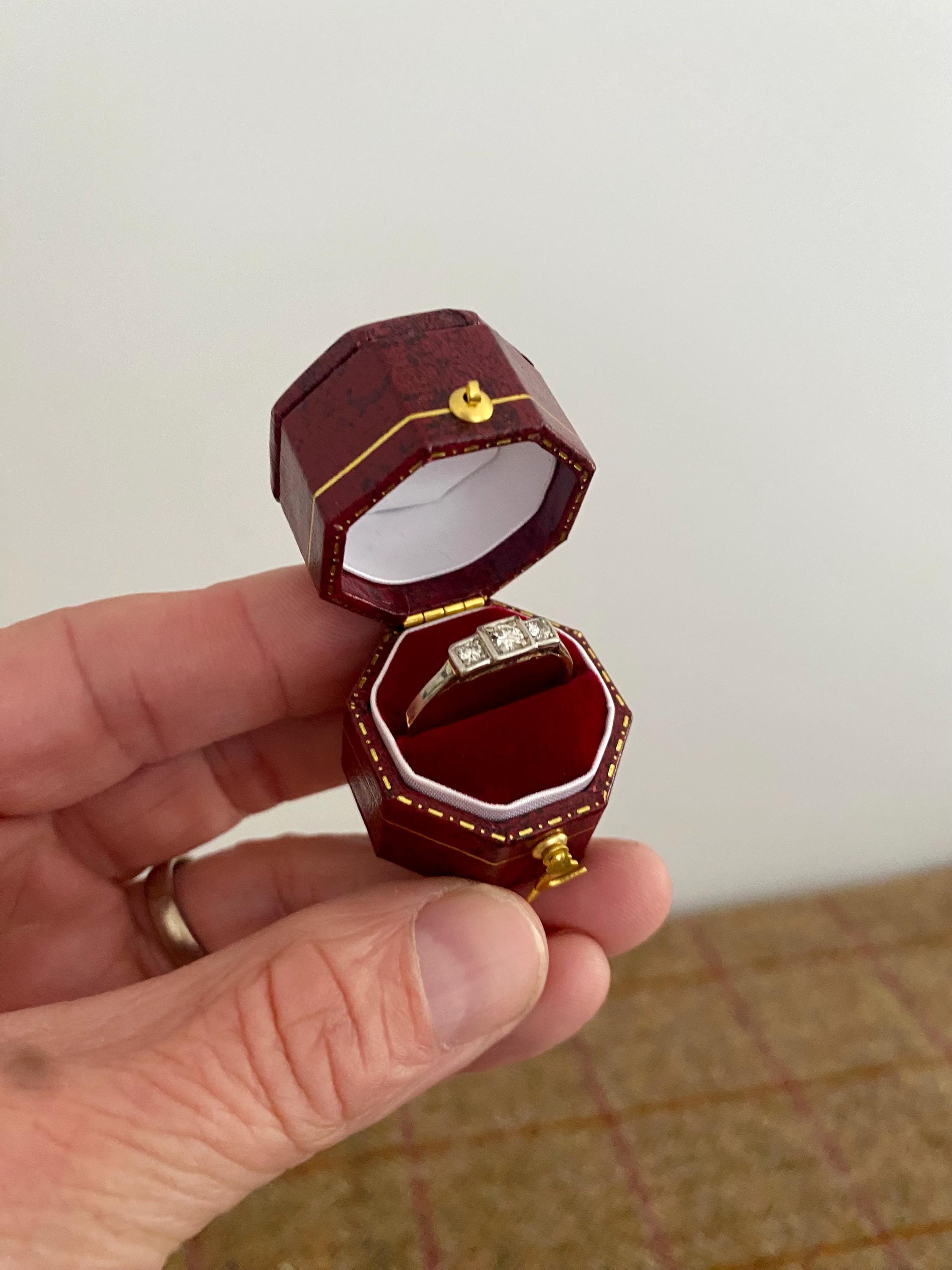 【英国アンティークリングケース】Constalls The Gift House Unusual Vintage Style Ring Box. Wedding Ring Box. Red Antique