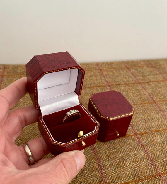 ヴィンテージスタイルのリングボックス。結婚指輪や婚約指輪にぴったり